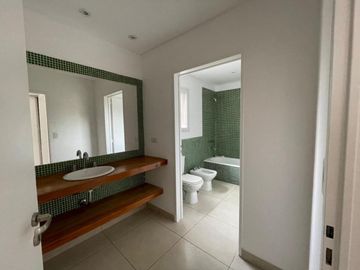 Casa en alquiler temporal desde octubre. No fracciona. 3 dormitorios, parrilla y piscina. Impecable.