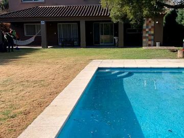 Casa en alquiler temporal desde octubre. No fracciona. 3 dormitorios, parrilla y piscina. Impecable.