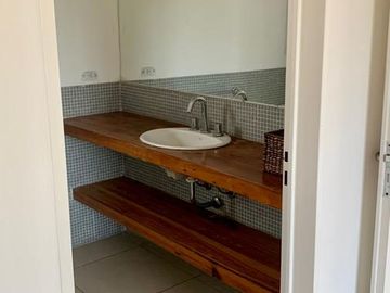 Casa en alquiler temporal desde octubre. No fracciona. 3 dormitorios, parrilla y piscina. Impecable.
