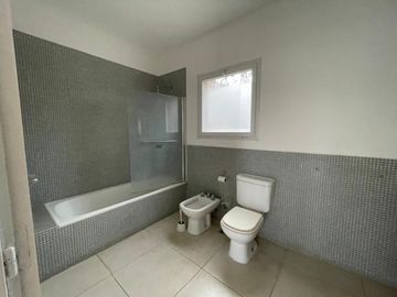 Casa en alquiler temporal desde octubre. No fracciona. 3 dormitorios, parrilla y piscina. Impecable.