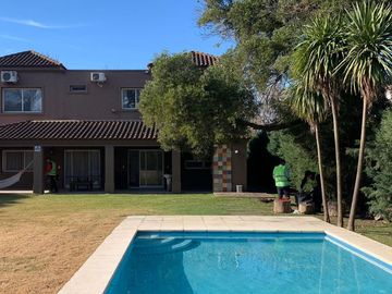 Casa en alquiler temporal desde octubre. No fracciona. 3 dormitorios, parrilla y piscina. Impecable.