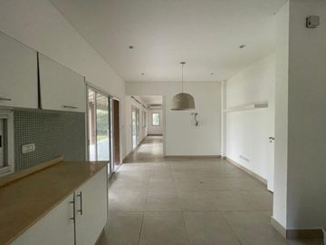 Casa en alquiler temporal desde octubre. No fracciona. 3 dormitorios, parrilla y piscina. Impecable.