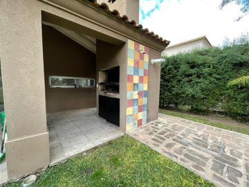 Casa en alquiler temporal desde octubre. No fracciona. 3 dormitorios, parrilla y piscina. Impecable.