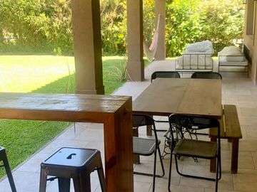 Casa en alquiler temporal desde octubre. No fracciona. 3 dormitorios, parrilla y piscina. Impecable.