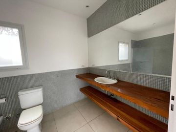 Casa en alquiler temporal desde octubre. No fracciona. 3 dormitorios, parrilla y piscina. Impecable.