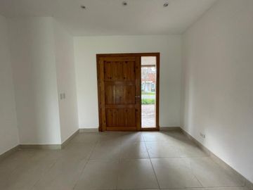 Casa en alquiler temporal desde octubre. No fracciona. 3 dormitorios, parrilla y piscina. Impecable.