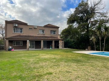 Casa en alquiler temporal desde octubre. No fracciona. 3 dormitorios, parrilla y piscina. Impecable.