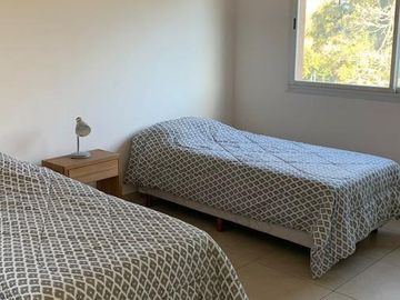 Casa en alquiler temporal desde octubre. No fracciona. 3 dormitorios, parrilla y piscina. Impecable.
