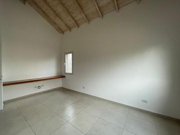 Casa en alquiler temporal desde octubre. No fracciona. 3 dormitorios, parrilla y piscina. Impecable.