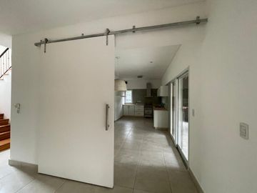 Casa en alquiler temporal desde octubre. No fracciona. 3 dormitorios, parrilla y piscina. Impecable.