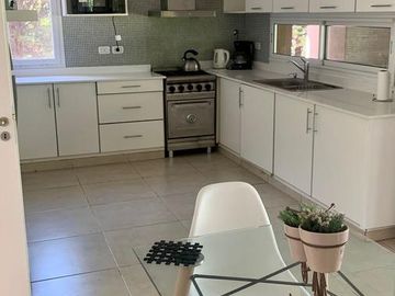 Casa en alquiler temporal desde octubre. No fracciona. 3 dormitorios, parrilla y piscina. Impecable.