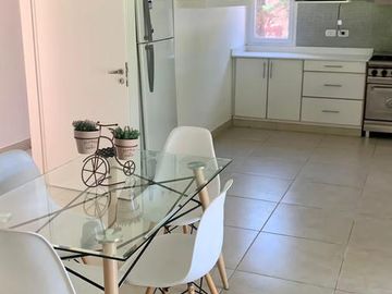 Casa en alquiler temporal desde octubre. No fracciona. 3 dormitorios, parrilla y piscina. Impecable.
