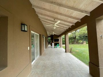 Casa en alquiler temporal desde octubre. No fracciona. 3 dormitorios, parrilla y piscina. Impecable.