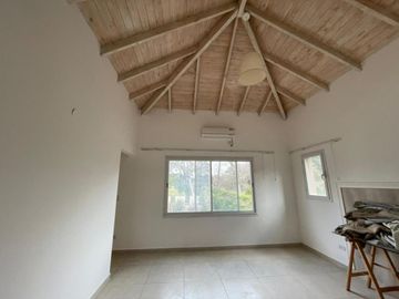 Casa en alquiler temporal desde octubre. No fracciona. 3 dormitorios, parrilla y piscina. Impecable.