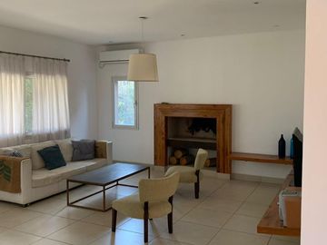 Casa en alquiler temporal desde octubre. No fracciona. 3 dormitorios, parrilla y piscina. Impecable.