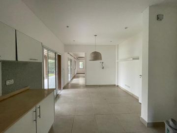 Casa en alquiler temporal desde octubre. No fracciona. 3 dormitorios, parrilla y piscina. Impecable.