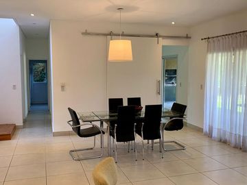 Casa en alquiler temporal desde octubre. No fracciona. 3 dormitorios, parrilla y piscina. Impecable.