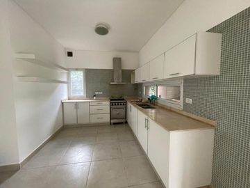 Casa en alquiler temporal desde octubre. No fracciona. 3 dormitorios, parrilla y piscina. Impecable.