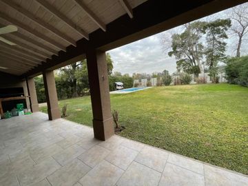 Casa en alquiler temporal desde octubre. No fracciona. 3 dormitorios, parrilla y piscina. Impecable.