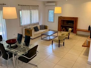 Casa en alquiler temporal desde octubre. No fracciona. 3 dormitorios, parrilla y piscina. Impecable.