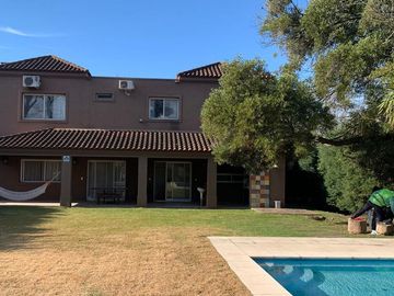 Casa en alquiler temporal desde octubre. No fracciona. 3 dormitorios, parrilla y piscina. Impecable.