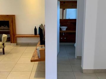 Casa en alquiler temporal desde octubre. No fracciona. 3 dormitorios, parrilla y piscina. Impecable.