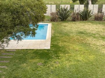 Casa en alquiler temporal desde octubre. No fracciona. 3 dormitorios, parrilla y piscina. Impecable.
