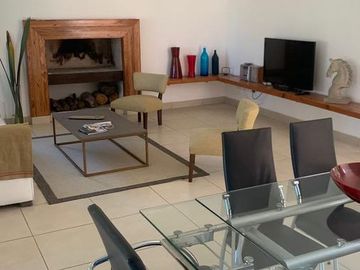 Casa en alquiler temporal desde octubre. No fracciona. 3 dormitorios, parrilla y piscina. Impecable.