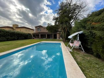 Casa en alquiler temporal desde octubre. No fracciona. 3 dormitorios, parrilla y piscina. Impecable.