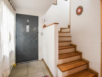 Casa en venta de 2 dormitorios mas comodín con cochera en Fisherton, Rosario. Permuta por Depto