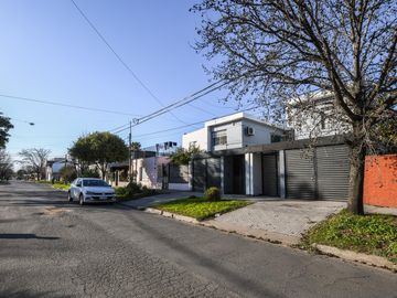 Casa en venta de 2 dormitorios mas comodín con cochera en Fisherton, Rosario. Permuta por Depto