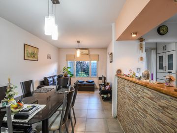 Casa en venta de 2 dormitorios mas comodín con cochera en Fisherton, Rosario. Permuta por Depto