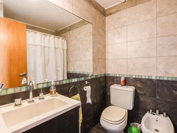Casa en venta de 2 dormitorios mas comodín con cochera en Fisherton, Rosario. Permuta por Depto