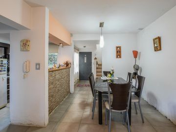 Casa en venta de 2 dormitorios mas comodín con cochera en Fisherton, Rosario. Permuta por Depto