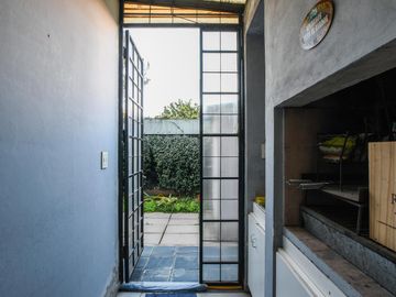 Casa en venta de 2 dormitorios mas comodín con cochera en Fisherton, Rosario. Permuta por Depto