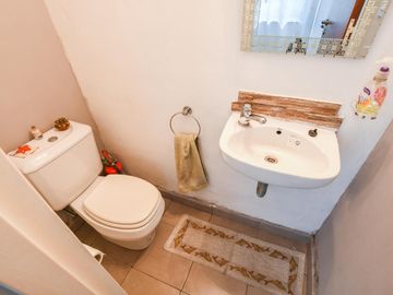 Casa en venta de 2 dormitorios mas comodín con cochera en Fisherton, Rosario. Permuta por Depto