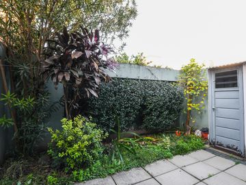 Casa en venta de 2 dormitorios mas comodín con cochera en Fisherton, Rosario. Permuta por Depto
