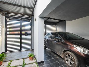 Casa en venta de 2 dormitorios mas comodín con cochera en Fisherton, Rosario. Permuta por Depto