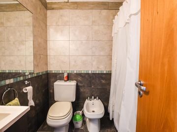 Casa en venta de 2 dormitorios mas comodín con cochera en Fisherton, Rosario. Permuta por Depto