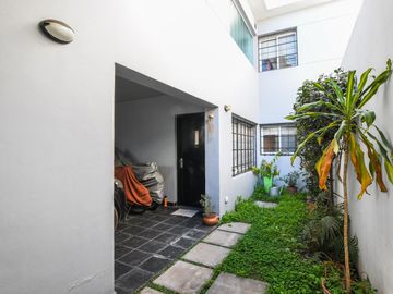 Casa en venta de 2 dormitorios mas comodín con cochera en Fisherton, Rosario. Permuta por Depto