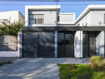 Casa en venta de 2 dormitorios mas comodín con cochera en Fisherton, Rosario. Permuta por Depto