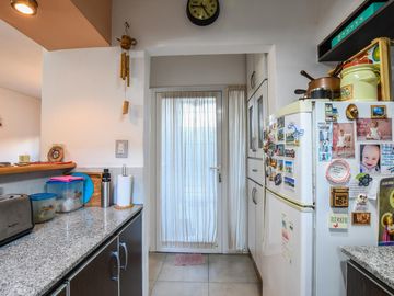 Casa en venta de 2 dormitorios mas comodín con cochera en Fisherton, Rosario. Permuta por Depto