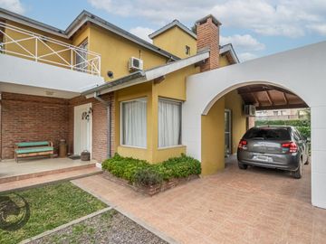 Casa en Barrio privado digna de ver luminosa, pileta, cocheras, 3dorm 5amb 2baños toilette lavadero