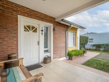 Casa en Barrio privado digna de ver luminosa, pileta, cocheras, 3dorm 5amb 2baños toilette lavadero