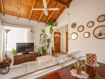 Casa en Barrio privado digna de ver luminosa, pileta, cocheras, 3dorm 5amb 2baños toilette lavadero