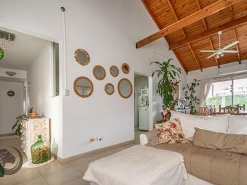 Casa en Barrio privado digna de ver luminosa, pileta, cocheras, 3dorm 5amb 2baños toilette lavadero