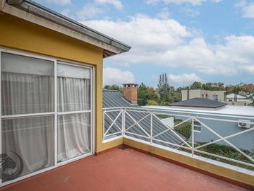 Casa en Barrio privado digna de ver luminosa, pileta, cocheras, 3dorm 5amb 2baños toilette lavadero
