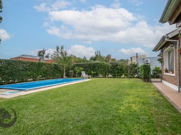 Casa en Barrio privado digna de ver luminosa, pileta, cocheras, 3dorm 5amb 2baños toilette lavadero