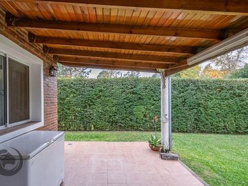 Casa en Barrio privado digna de ver luminosa, pileta, cocheras, 3dorm 5amb 2baños toilette lavadero