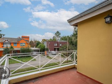 Casa en Barrio privado digna de ver luminosa, pileta, cocheras, 3dorm 5amb 2baños toilette lavadero